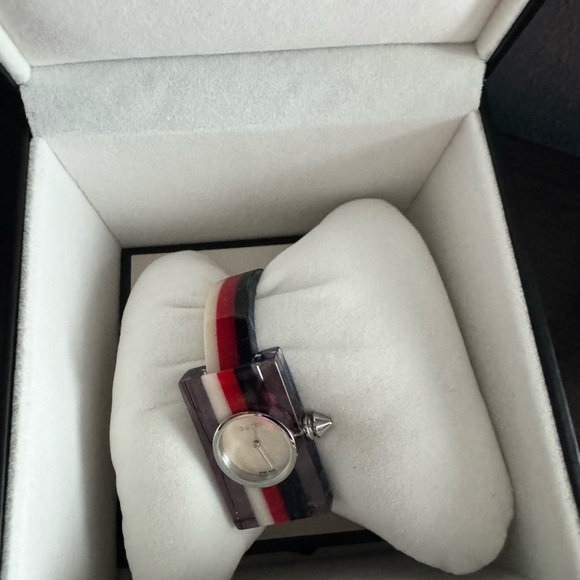 Never worn Gucci watch in pristine condition - Picture 5 of 10